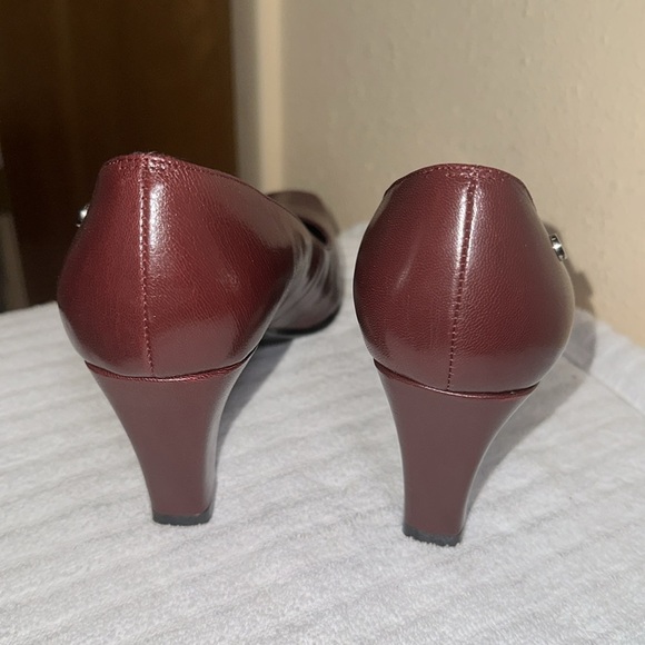 Etienne Aigner pumps size 7 - Picture 3 of 6